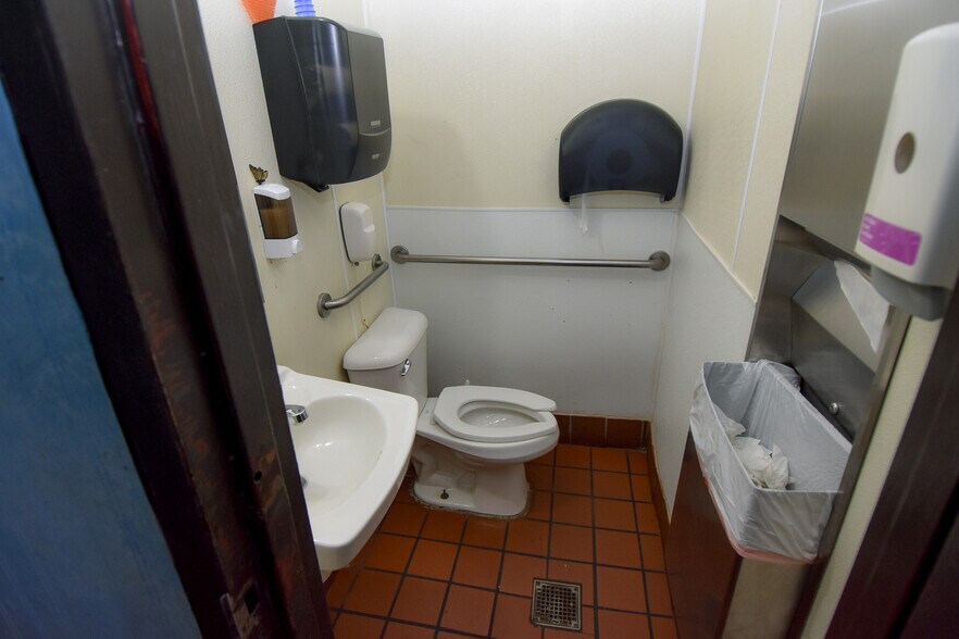 More Photos Of 1082 Highway 19 N, Thomaston Restaurant For Sale