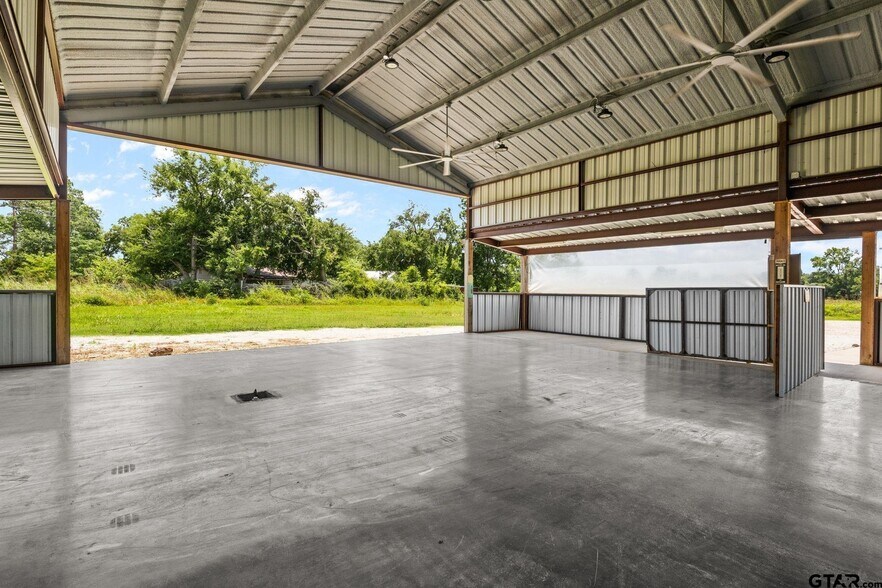 More Photos Of 908 W Broadway St, Winnsboro Flex For Sale