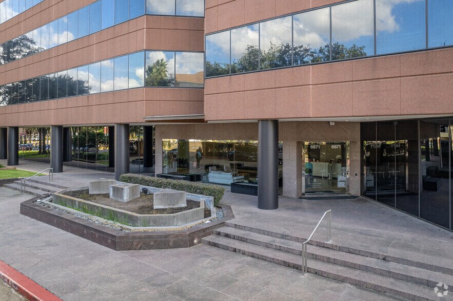 More Photos Of 6671 Southwest Fwy, Houston Office For Lease