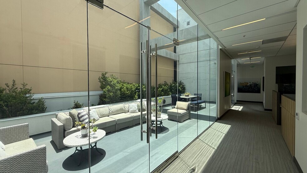 More Photos Of 243 N Canon Dr, Beverly Hills Office For Lease