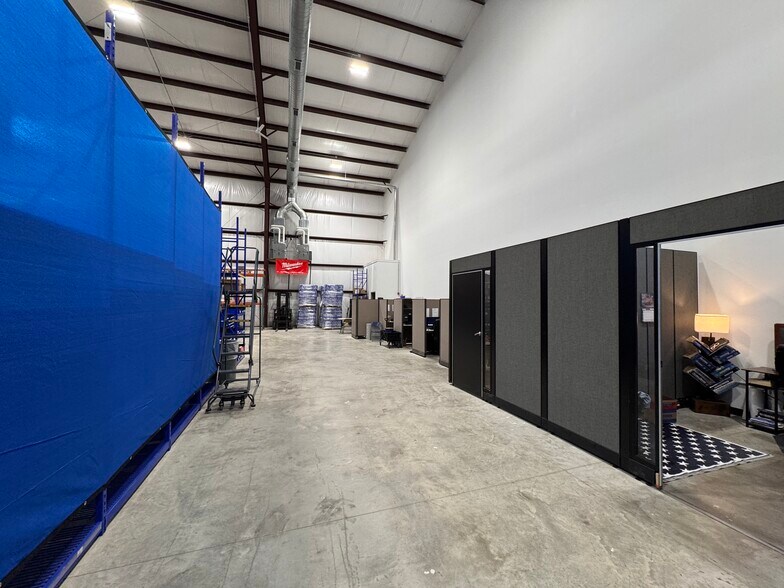 More Photos Of 5700 Eastside Parkway Dr, Gas City Light Distribution For Lease