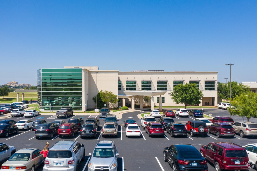 More Photos Of 14000 N Portland Ave, Oklahoma City Medical For Lease