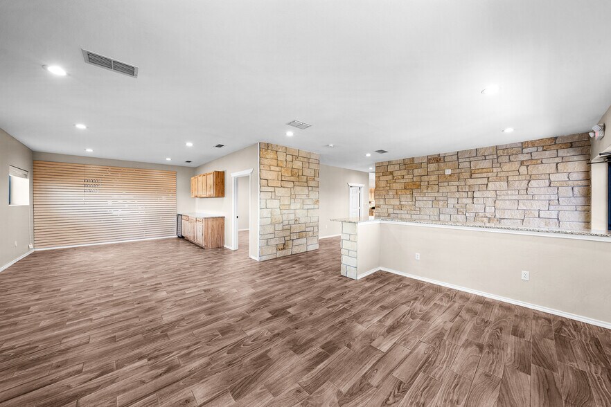 More Photos Of 11639 E US Highway 175, Kemp Flex For Lease