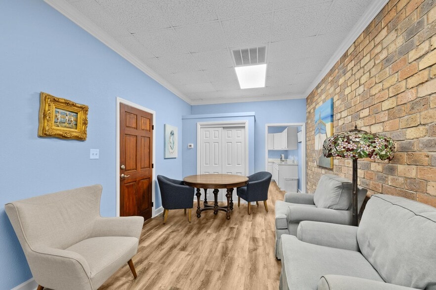 More Photos Of 913 Gulf Breeze Pky, Gulf Breeze Storefront Retail Office For Sale