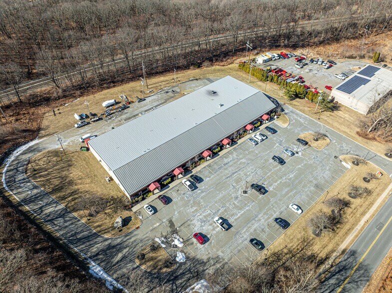 More Photos Of 12 Orben Dr, Landing Showroom For Lease