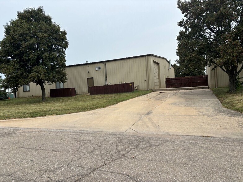 More Photos Of 2415 Ponderosa Dr, Lawrence Warehouse For Lease