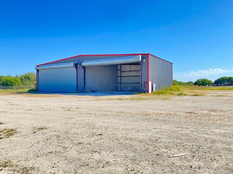 More Photos Of 3248 N. Hwy Frontage Rd., Three Rivers Warehouse For Lease