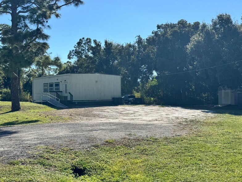 More Photos Of 1385 Touchstone Rd, North Fort Myers Flex For Sale