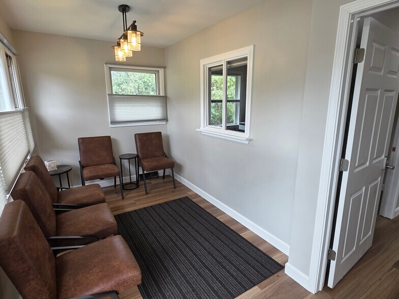 More Photos Of 338 S County Farm Rd, Wheaton Medical For Lease