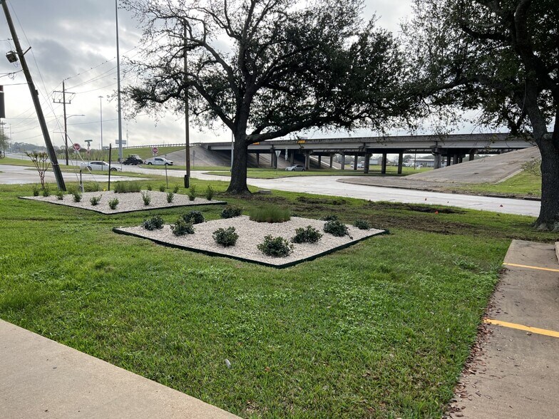 More Photos Of 1910 W Cardinal Dr, Beaumont Industrial For Lease