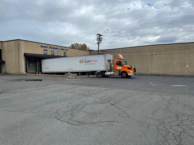 More Photos Of 400 N Midland Ave, Saddle Brook Warehouse For Lease