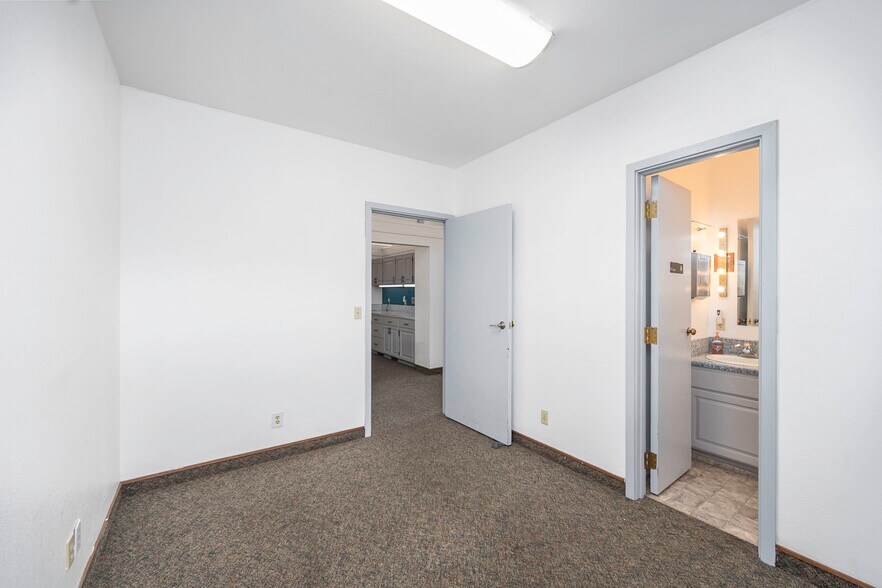 More Photos Of 1336 E Hunter Pl, Moses Lake Office For Sale