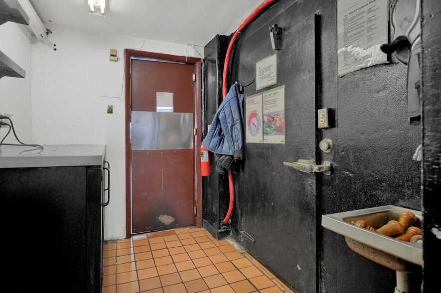 More Photos Of 211-221 Navarre Ave, Coral Gables Restaurant For Lease