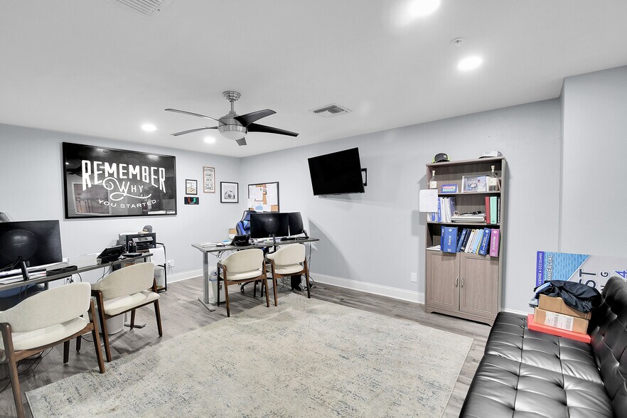 More Photos Of 12165 Metro Pky, Fort Myers Light Manufacturing For Lease