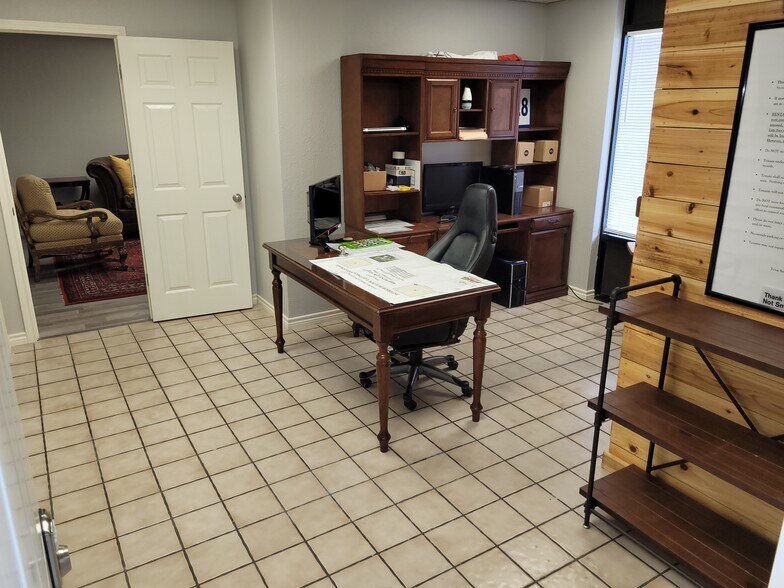 More Photos Of 4001 W Oak St, Palestine Self Storage For Lease