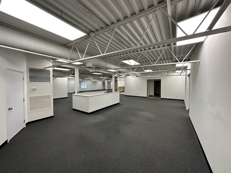 More Photos Of 599-601 Albany Ave, Amityville Warehouse For Lease