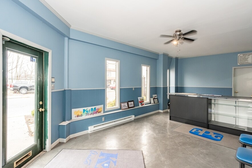 More Photos Of 2217 Farragut ave, Bristol Service For Sale