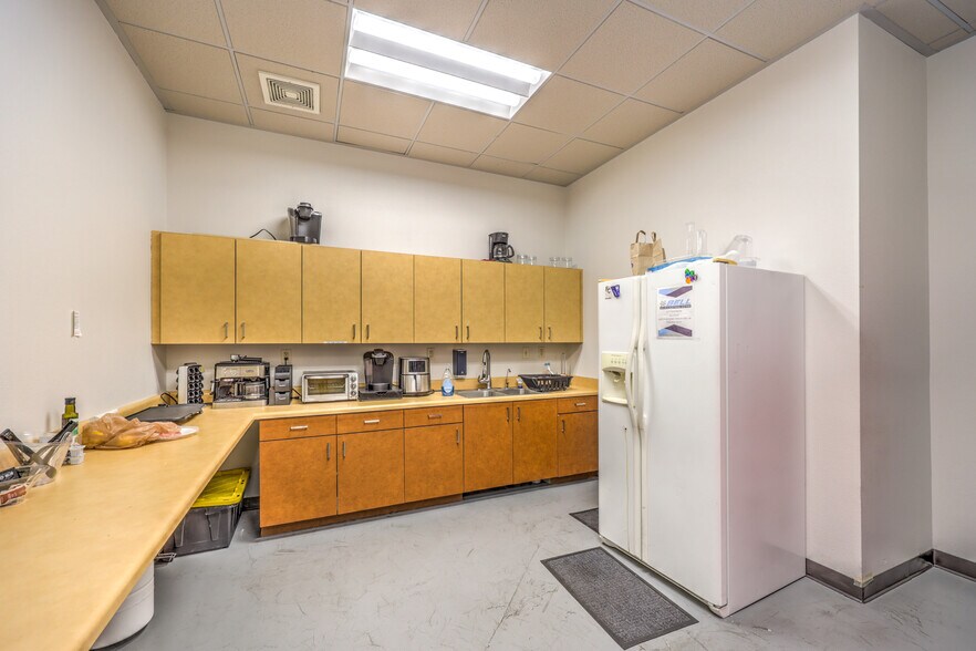 More Photos Of 955 Grier Dr, Las Vegas Light Distribution For Lease