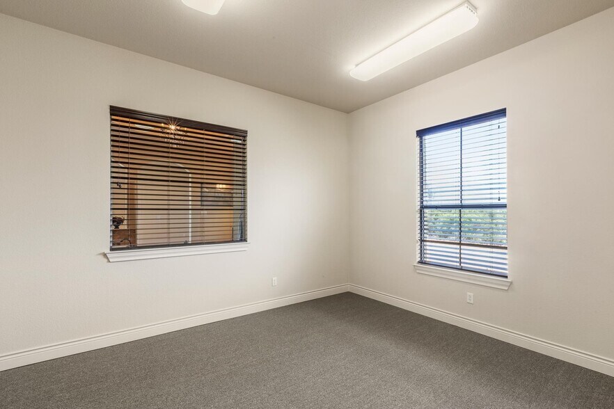 More Photos Of 105 Applewood Dr, Cedar Creek Office For Sale