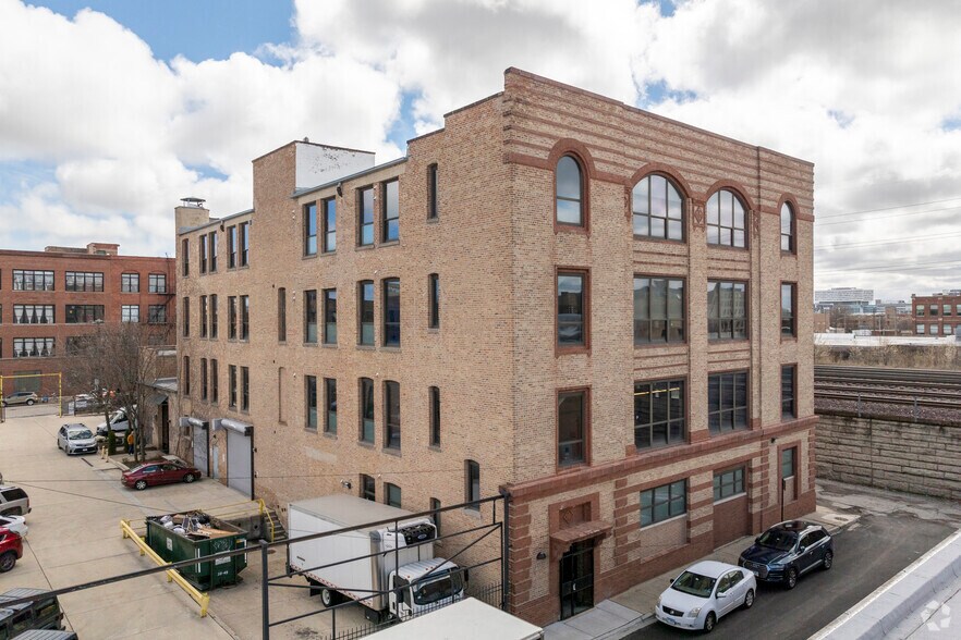 More Photos Of 1900 W Kinzie St, Chicago Light Distribution For Sale