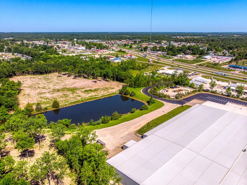 More Photos Of 1402 E Veterans Memorial Pky, Truesdale Manufacturing For Sale