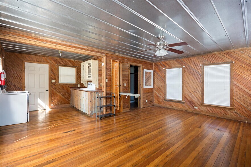 More Photos Of 301 NE Barnard St, Glen Rose Office For Sale