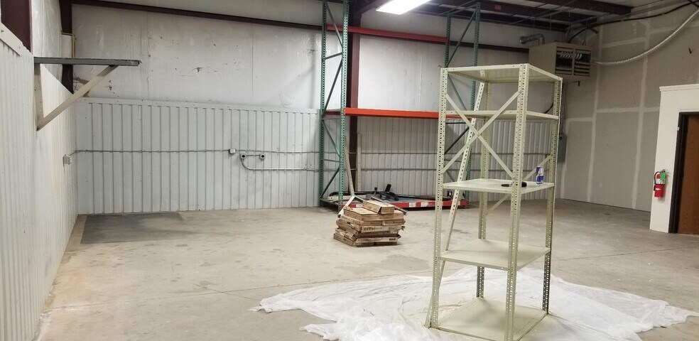 More Photos Of 3531-3547 MacDonnell Ave, Norman Warehouse For Lease