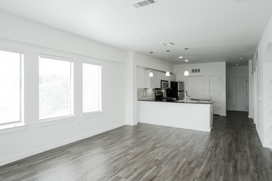 More Photos Of 127 E Riverside Dr, Austin Apartments For Lease