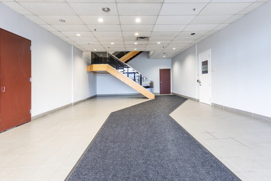 More Photos Of 4848-4868 Ch Bois-Franc, Montréal Flex For Lease