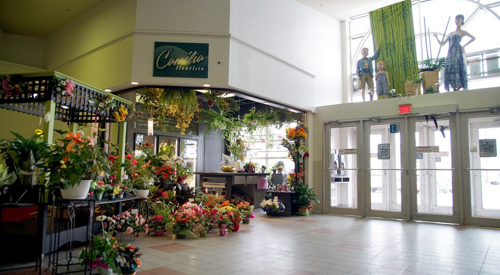 More Photos Of 2485-2541 Boul Sainte-Anne, Québec Storefront For Lease