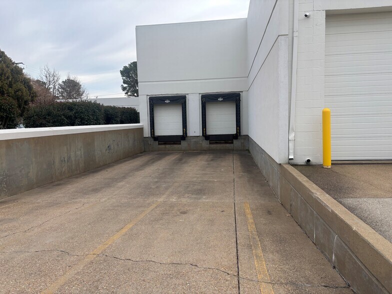 More Photos Of 5358 Robin Hood Rd, Norfolk Flex For Lease