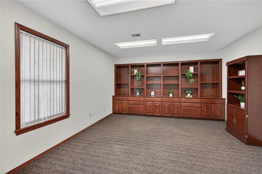More Photos Of 706 W Broadway St, Spiro Medical For Sale