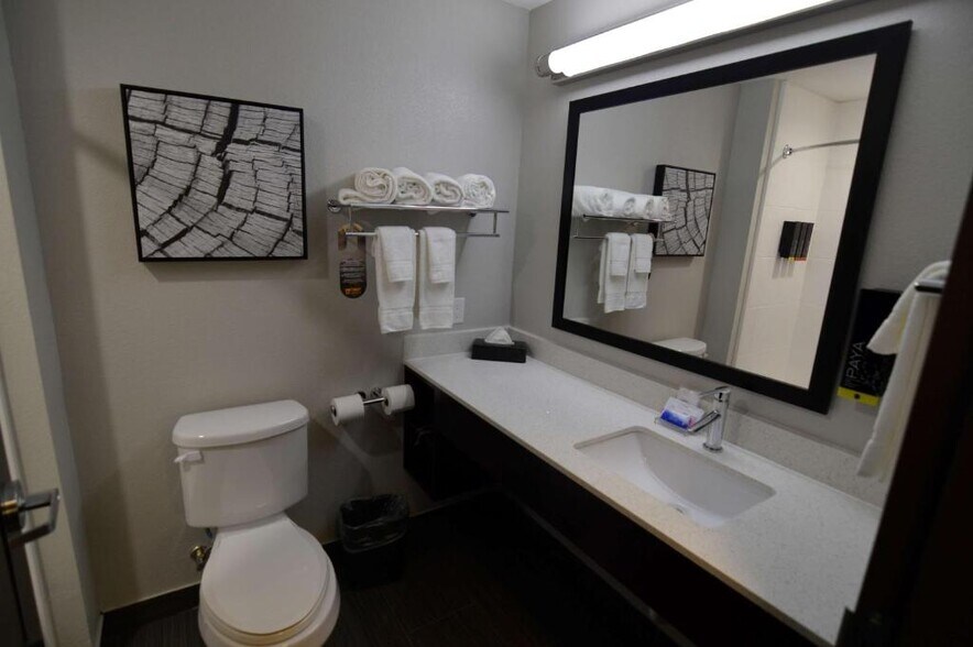 More Photos Of 501 7th St, Bay City Hotel For Sale