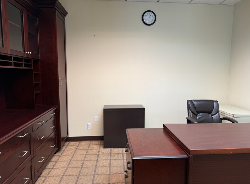 More Photos Of 1435-1475 Huntington Ave, South San Francisco Showroom For Sale