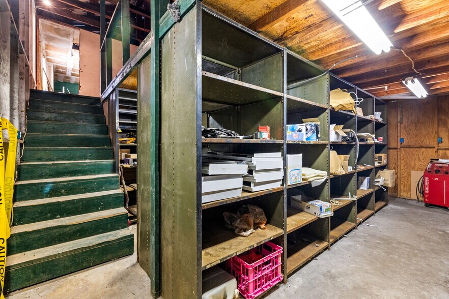 More Photos Of 805 N Magnolia Ave, Luling Flex For Sale