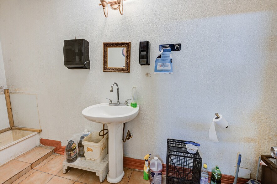 More Photos Of 412 S 8th St, South Houston Flex For Sale