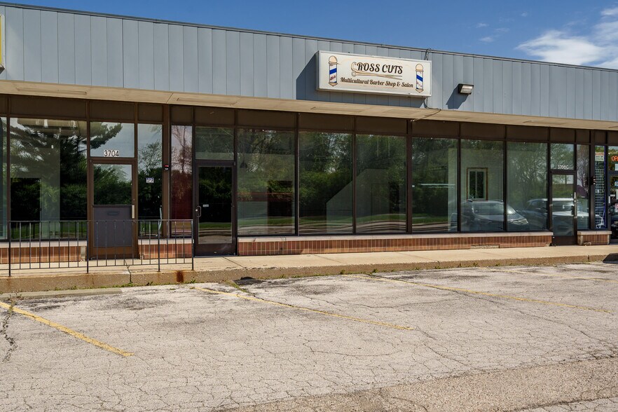 More Photos Of 3702-3748 N Main St, Rockford Storefront For Lease