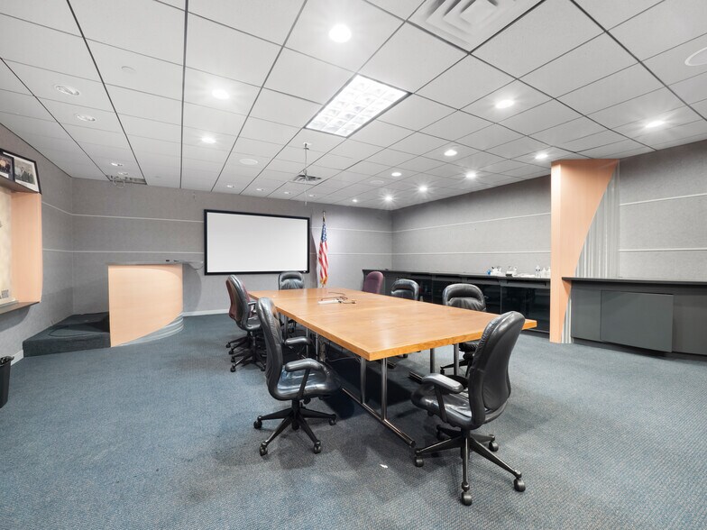 More Photos Of 1400 S Wolf Rd, Wheeling Office For Sale