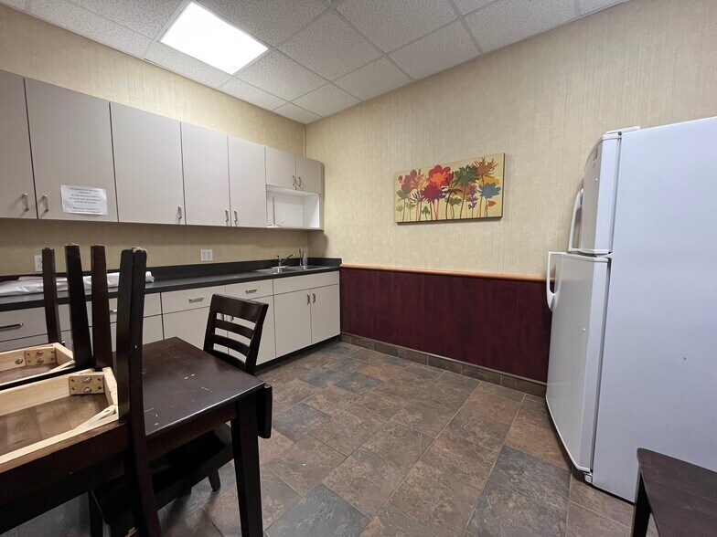 More Photos Of 419 St Clair St, Chatham Storefront For Lease