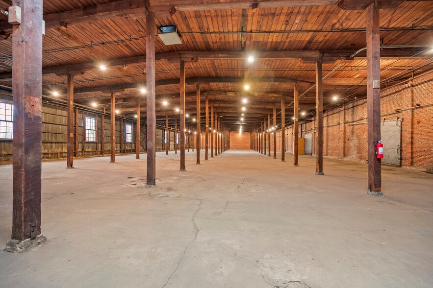 More Photos Of 821 E 25th St, Winston-Salem Warehouse For Lease