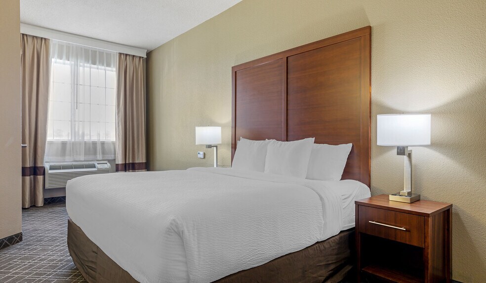 More Photos Of 810 Interstate 35 N, Waco Hotel For Sale