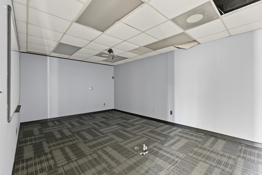 More Photos Of 15201 Mercantile Dr, Dearborn Light Manufacturing For Sale