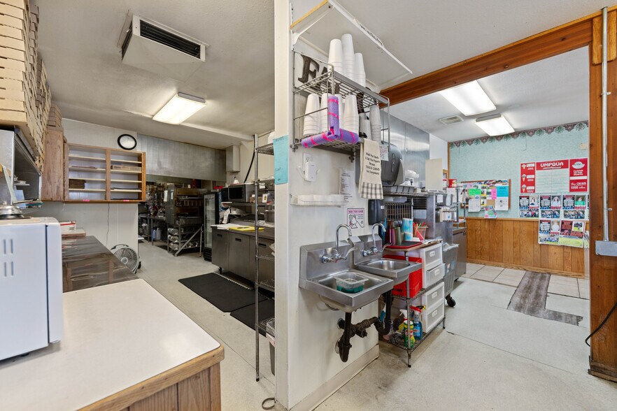 More Photos Of 29 W 1st St, Coquille Restaurant For Sale