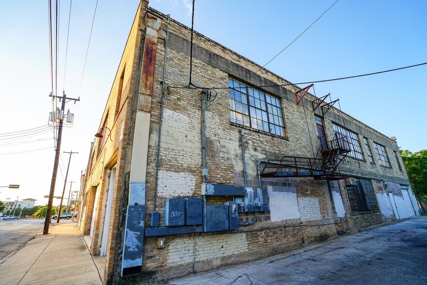 More Photos Of 900 Broadway St, San Antonio General Retail For Lease