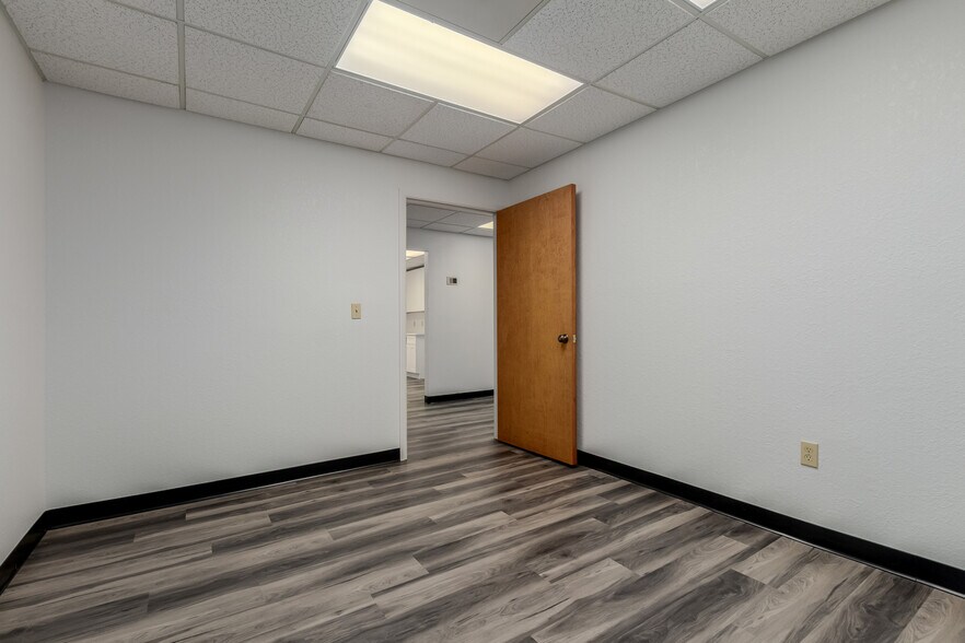 More Photos Of 104 S 54th St, Chandler Flex For Lease