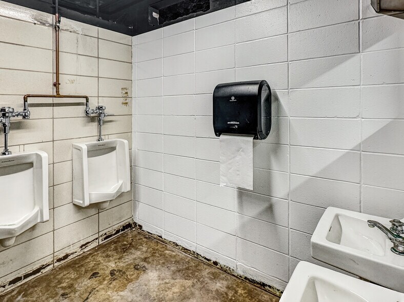 More Photos Of 313 Franklin Ave, Union Light Distribution For Sale