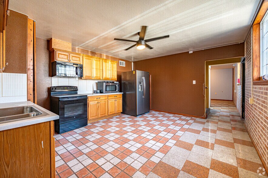 More Photos Of 540 S Crocker St, Los Angeles Industrial For Sale