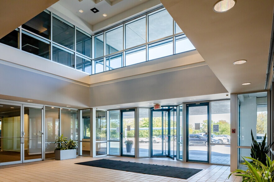 More Photos Of 400 E Diehl Rd, Naperville Office For Sale