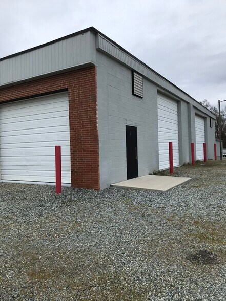 More Photos Of 472 Grimes Blvd, Lexington Warehouse For Lease