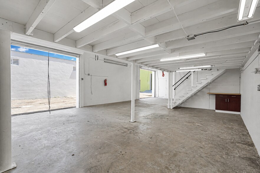 More Photos Of 7525 NE 3rd Pl, Miami Warehouse For Lease